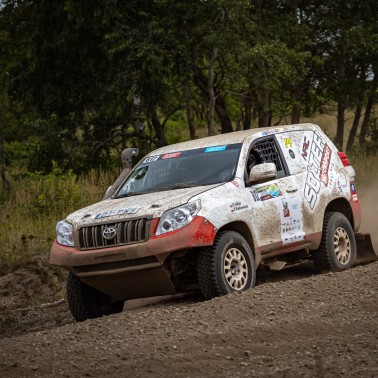 Rajdowy Land Cruiser KDJ155 T2 kontra seryjna Toyota Land Cruiser 150