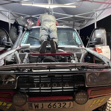 Dakar Classic 2024 / naprawa auta po dachowaniu