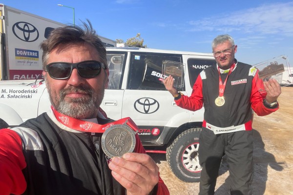 TOYOTA TEAM CLASSIC Michał Horodeński Arkadiusz Sałaciński Toyota Land Cruiser HDJ80 meta i podium Rajd Dakar Classic 2024