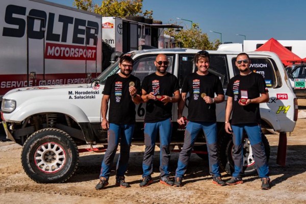 TOYOTA TEAM CLASSIC Michał Horodeński Arkadiusz Sałaciński Toyota Land Cruiser HDJ80 meta i podium Rajd Dakar Classic 2024